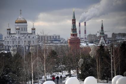 Москва.   Вид на Храм Христа Спасителя и Московский Кремль со стороны парка Зарядье.