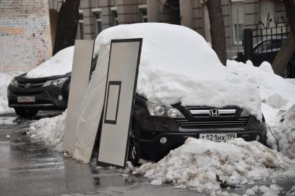 Москва.   Машина под снегом.