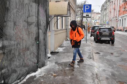 Москва.   Прохожие на улице.