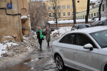 Москва.   Прохожие на улице.