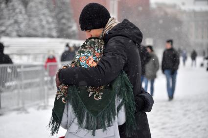 Москва.   Молодые люди на улице.