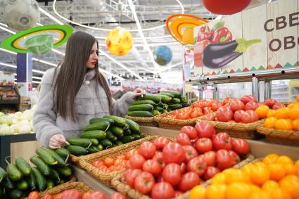 Самара. Девушка в овощном отделе магазина.