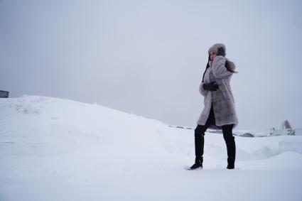 Самара. Девушка во время прогулки зимой.