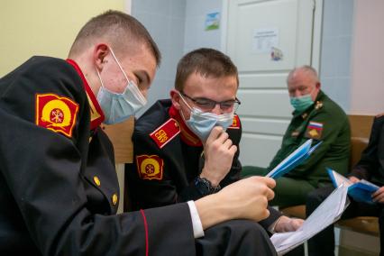 Санкт-Петербург. Воспитанники Санкт-Петербургского суворовского военного училища перед вакцинацией против новой коронавирусной инфекции COVID-19 в городской поликлинике.