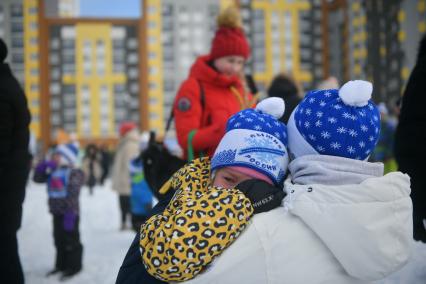 Екатеринбург. Участники массовой лыжной гонки \"Лыжня России\" в Академическом районе