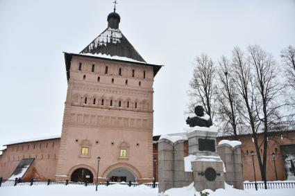 Суздаль.  Бюст Дмитрия Пожарского у Проездной башни Спасо-Евфимиева монастыря.