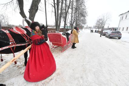 Суздаль.  Катание в  каретах с лошальми.