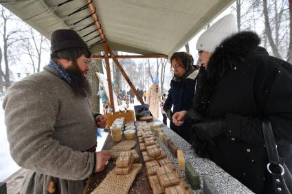 Суздаль. Торговля сувенирной продукцией.