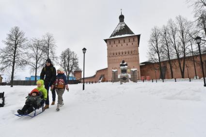 Суздаль.  Бюст Дмитрия Пожарского у Проездной башни Спасо-Евфимиева монастыря.