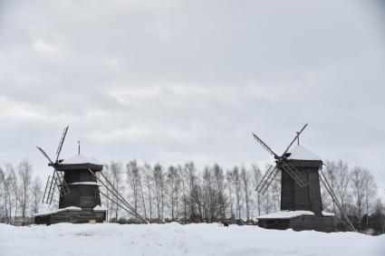 Суздаль.  Ветряные мельницы в  музее деревянного зодчества.