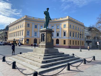 Украина. Одесса. Памятник Дюку де Ришелье на Приморском бульваре.