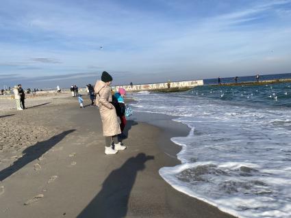 Украина. Одесса. Люди на побережье Черного моря.