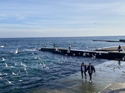 Украина. Одесса. Люди на побережье Черного моря.