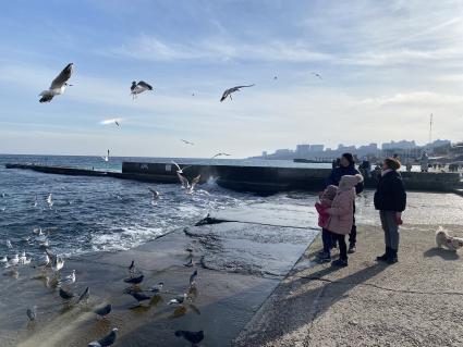 Украина. Одесса. Люди на побережье Черного моря.