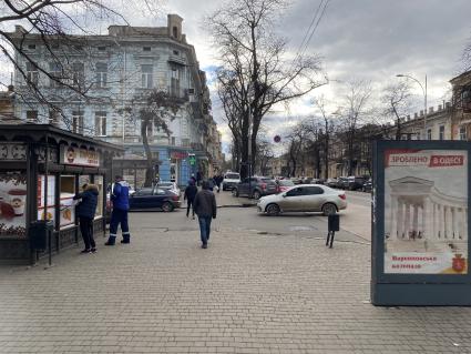 Украина. Одесса. Прохожие на одной из улиц города.