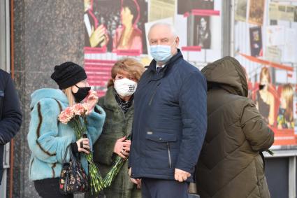 Москва. Поэтесса Лариса Рубальская (в центре) перед началом церемонии прощания с актрисой Зинаидой Кириенко в Центральном доме кинематографистов