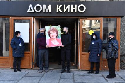 Москва. Вынос гроба с телом актрисы Зинаиды Кириенко после церемонии прощания в Центральном доме кинематографистов