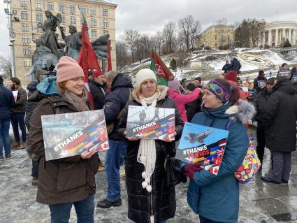 Украина. Киев. Участники акции благодарности союзникам Украины Thanks friends на площади Независимости.