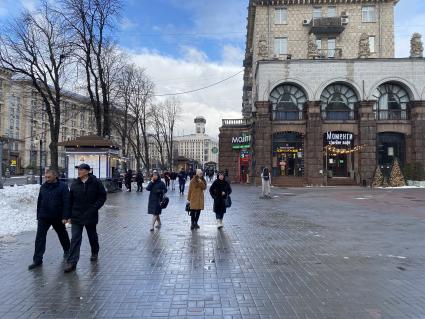 Украина. Киев. Прохожие на одной из улиц города.