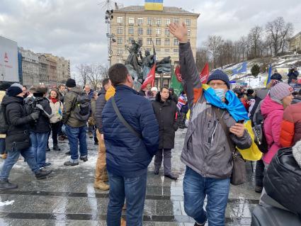 Украина. Киев. Участники акции благодарности союзникам Украины Thanks friends на площади Независимости.