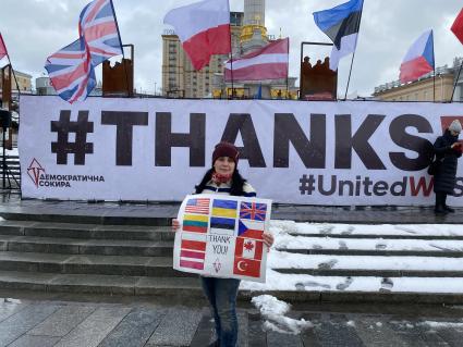 Украина. Киев. Участники акции благодарности союзникам Украины Thanks friends на площади Независимости.