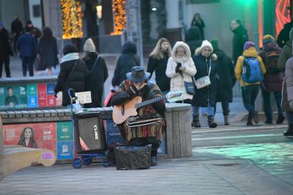 Москва. Уличный музыкант.