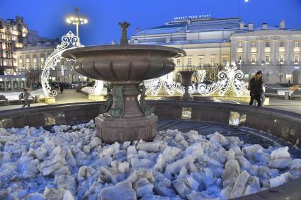 Москва. Куски льда в фонтане у Большого театра.