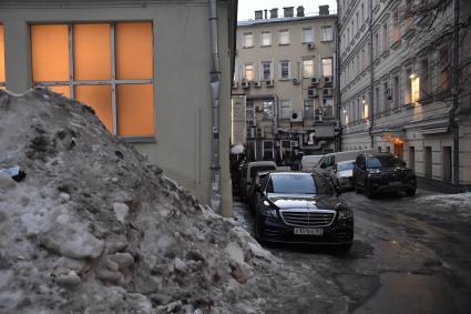 Москва. Припаркованные машины в одном из двогов города.