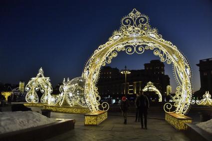 Москва. Новогодняя иллюминация на Манежной площади.