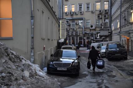 Москва. Припаркованные машины в одном из двогов города.