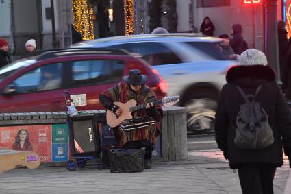 Москва. Уличный музыкант.