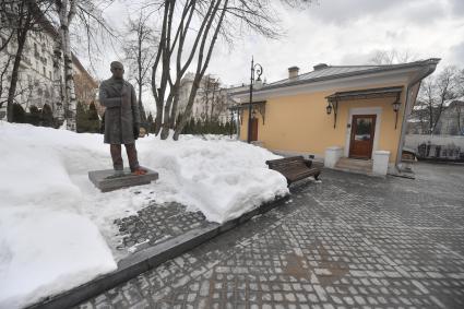 Москва. Памятник Петру Вяземскому на территории Дома Российского исторического общества.