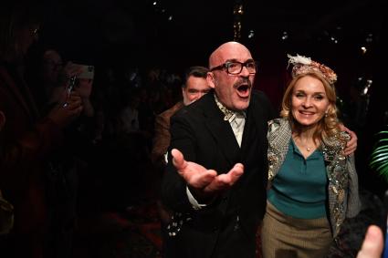 Москва. Дизайнер Антонио Маррас (Antonio Marras), супруга и деловой партнер создателя группы компаний Bosco di Ciliegi М. Куснировича Екатерина Моисеева (слева направо) на показе новой коллекции осень-зима 2022-2023, посвященной теме \"Очи Черные\", итальянского дизайнера Антонио Марраса (Antonio Marras) в Петровском Пассаже.