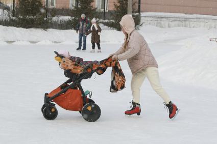 Барнаул. Девушка с ребенком на катке.