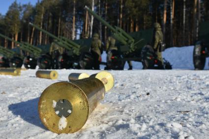 Екатеринбург. Свердловский военный полигон. Тренировка салютного расчета артиллеристов ЦВО перед празднованием 23 февраля, во время которой военнослужащие, стрелянными гильзами, выложили олимпийские кольца в поддержку Российских спортсменов выступающих на Олимпиаде-2022 в Пекине