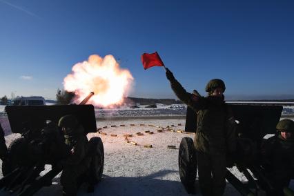 Екатеринбург. Свердловский военный полигон. Тренировка салютного расчета артиллеристов ЦВО перед празднованием 23 февраля, во время которой военнослужащие, стрелянными гильзами, выложили олимпийские кольца в поддержку Российских спортсменов выступающих на Олимпиаде-2022 в Пекине