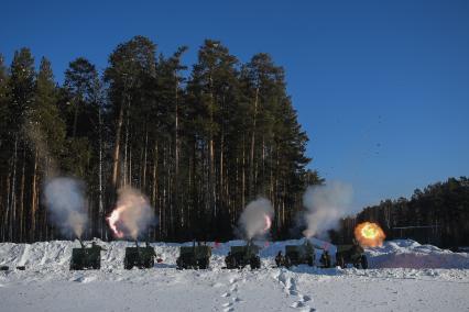 Екатеринбург. Свердловский военный полигон. Тренировка салютного расчета артиллеристов ЦВО перед празднованием 23 февраля, во время которой военнослужащие, стрелянными гильзами, выложили олимпийские кольца в поддержку Российских спортсменов выступающих на Олимпиаде-2022 в Пекине