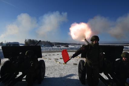 Екатеринбург. Свердловский военный полигон. Тренировка салютного расчета артиллеристов ЦВО перед празднованием 23 февраля, во время которой военнослужащие, стрелянными гильзами, выложили олимпийские кольца в поддержку Российских спортсменов выступающих на Олимпиаде-2022 в Пекине