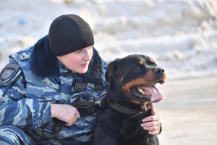 Москва. Кинолог с собакой во время занятий в Центре кинологической службы УВД по СВАО.