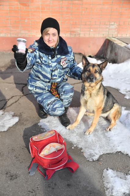 Москва. Служебная собака во время занятий с кинологом в Центре кинологической службы УВД по СВАО.