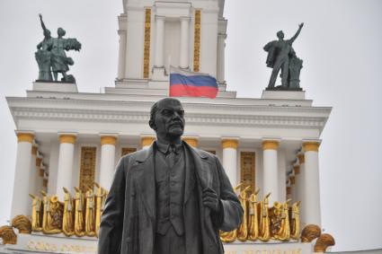 Москва. Памятник В.И. Ленину у павильона #1 `Центральный` на ВДНХ.