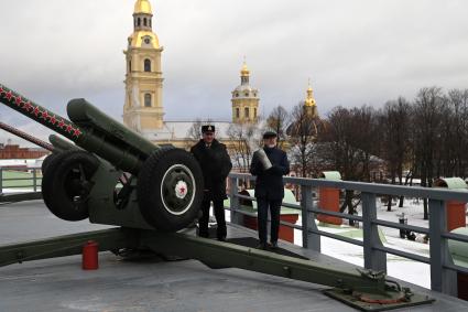 Санкт-Петербург. В честь 30-летия службы заместитель директора Эрмитажа по научной работе, руководитель Геральдической службы Георгий Вилинбахов (справа) лично дал полуденный выстрел из пушки на Петропавловской крепости.