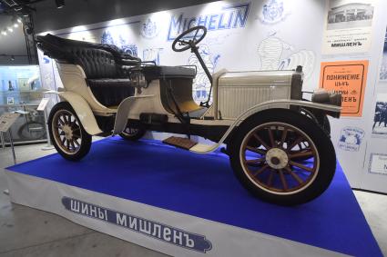 Москва. Автомобиль Hispano-Suiza 12/15 НР на выставке `Царский выезд`, посвященной 115-летию Собственного Его Императорского Величества гаража, на ВДНХ.