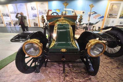 Москва. Автомобиль Renault AX (1908-1914) на выставке `Царский выезд`, посвященной 115-летию Собственного Его Императорского Величества гаража, на ВДНХ.