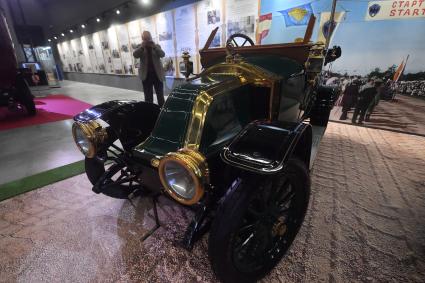 Москва. Автомобиль Renault AX (1908-1914) на выставке `Царский выезд`, посвященной 115-летию Собственного Его Императорского Величества гаража, на ВДНХ.