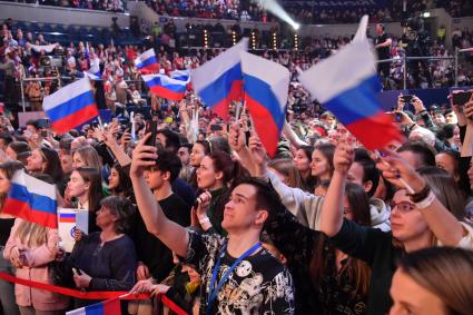 Москва.   Болельщики во время чествования спортсменов олимпийской сборной ОКР, принимавших участие в Олимпиаде-2022 в Пекине, на `ВТБ-Арене`.