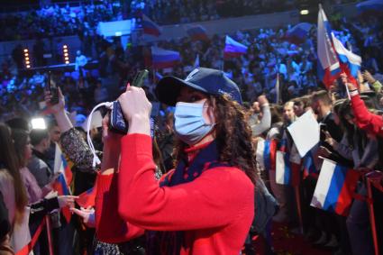 Москва. Болельщики во время чествования спортсменов олимпийской сборной ОКР, принимавших участие в Олимпиаде-2022 в Пекине, на `ВТБ-Арене`.