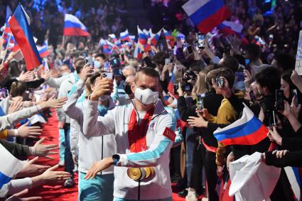 Москва.  Лыжник Александр Большунов, завоевавший три золотых, одну серебряную и одну бронзовую медали на Олимпиаде-2022, во время чествования на \"ВТБ-Арене\".