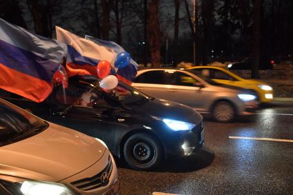 Москва.   Ночной патриотический  автопробег в поддержку ЛНР и ДНР `Своих не бросаем!` прошел в Москве.