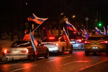 Москва.   Ночной патриотический  автопробег в поддержку ЛНР и ДНР `Своих не бросаем!` прошел в Москве.